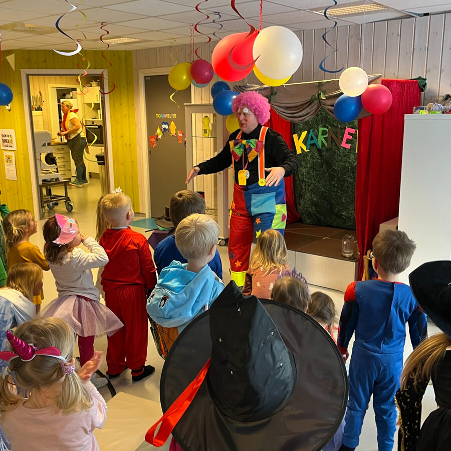 Alle danser med Klovnen EKKO Alle danser med Klovnen EKKO